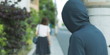 За сталкинг будут штрафовать до 865 тысяч тенге