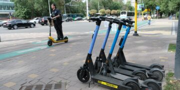 Лицам младше 18 лет запретят ездить на электросамокатах