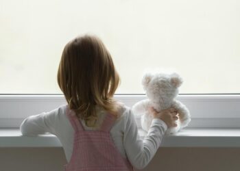 В Караганде спасатели сняли 8-летнюю девочку с окна пятого этажа