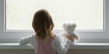 В Караганде спасатели сняли 8-летнюю девочку с окна пятого этажа