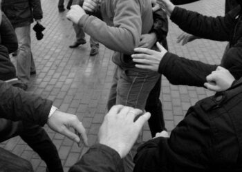 В Кызылорде группа подростков избила молодого человека