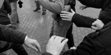 В Кызылорде группа подростков избила молодого человека