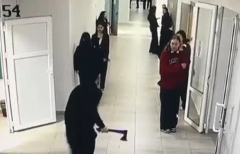 В Атырау возбуждено уголовное дело в отношении школьника, который гонялся за сверстниками с топором