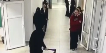 В Атырау возбуждено уголовное дело в отношении школьника, который гонялся за сверстниками с топором