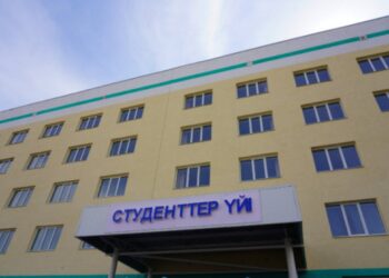 В Туркестане студенты были вынуждены мыть пол: управление образования дало ответ