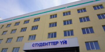 В Туркестане студенты были вынуждены мыть пол: управление образования дало ответ