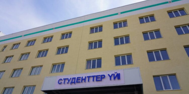 В Туркестане студенты были вынуждены мыть пол: управление образования дало ответ