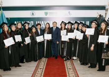 В Алматы открыли первую в стране лабораторию KazChessLab и вручили сертификаты первым сертифицированным педагогам по шахматам