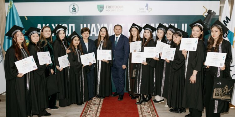 В Алматы открыли первую в стране лабораторию KazChessLab и вручили сертификаты первым сертифицированным педагогам по шахматам