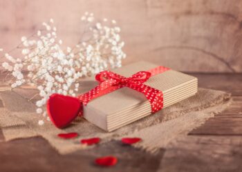 Цветы, сертификаты и впечатления: как в Казахстане выбирают подарки к весенним праздникам