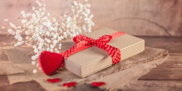 Цветы, сертификаты и впечатления: как в Казахстане выбирают подарки к весенним праздникам