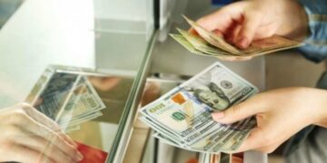 Курс доллара начал немного снижаться в Казахстане