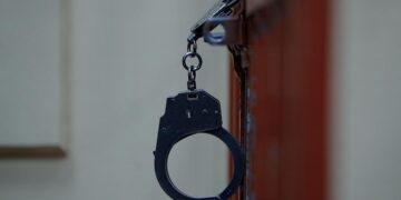 Супружескую пару осудили за мошенничество через WhatsApp в Жамбылской области