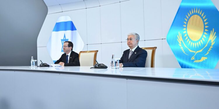 Қасым-Жомарт Тоқаев и Ицхак Герцог посетили Международный центр искусственного интеллекта Alem.ai.