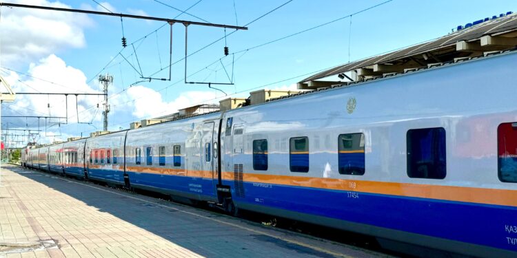 Между Улытау и Мангистау запустили прямой пассажирский поезд