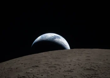 NASA экипаж миссии Artemis II снял впечатляющие кадры Земли у Луны