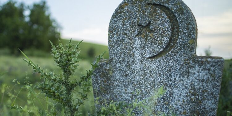 «Спор за одну могилу»: в Караганде суд разрешил эксгумацию