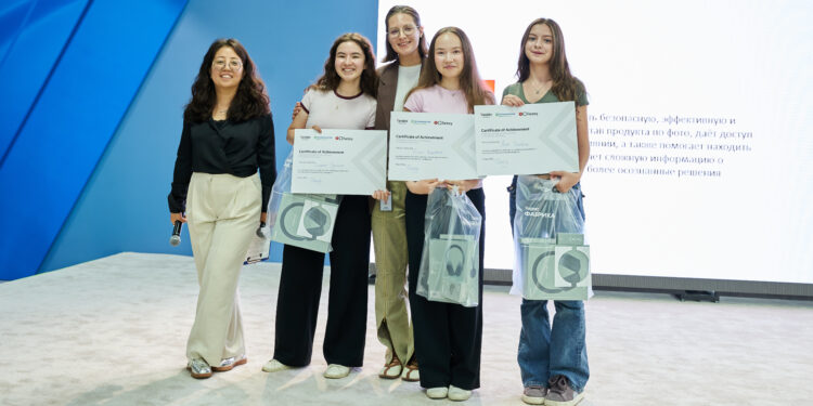 Yandex Qazaqstan отметил 15 команд на региональном финале Technovation Girls
