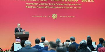 МИД КНР впервые наградил специальными медалями выдающихся иностранных дипломатов