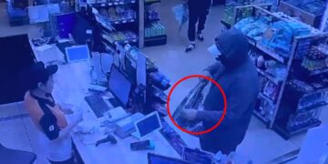 Двое мужчин устроили вооружённое нападение на АЗС в Алматинской области