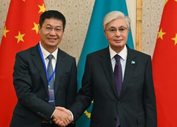 Президент Токаев встретился с президентом Xiaomi Group в Шанхае