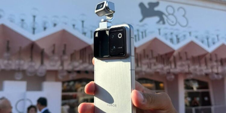 На Венецианском кинофестивале HONOR продемонстрировал кинематографические смартфоны HONOR Robot Phone и HONOR Magic9 Pro Max